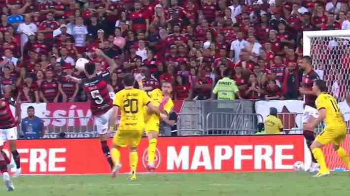 Mira el supuesto penal de Erick Pulgar que todo Peñarol reclamó ante Flamengo en la Libertadores y el hito de los uruguayos en Brasil