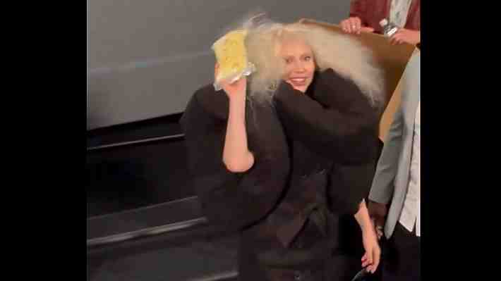 Video: Lady Gaga reparte palomitas de maíz en un cine de Los Ángeles donde se proyectaba "Joker: Folie à Deux"