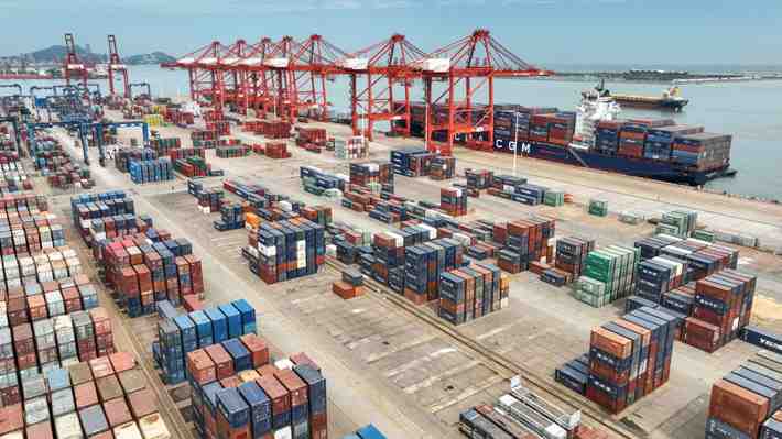 Alerta mundial por inminente paro portuario en EE.UU.: Exportadores chilenos temen a un prolongado conflicto