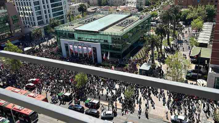 Video: Entrega de tulipanes en Las Condes genera colapso en Av. Apoquindo y estación El Golf del Metro