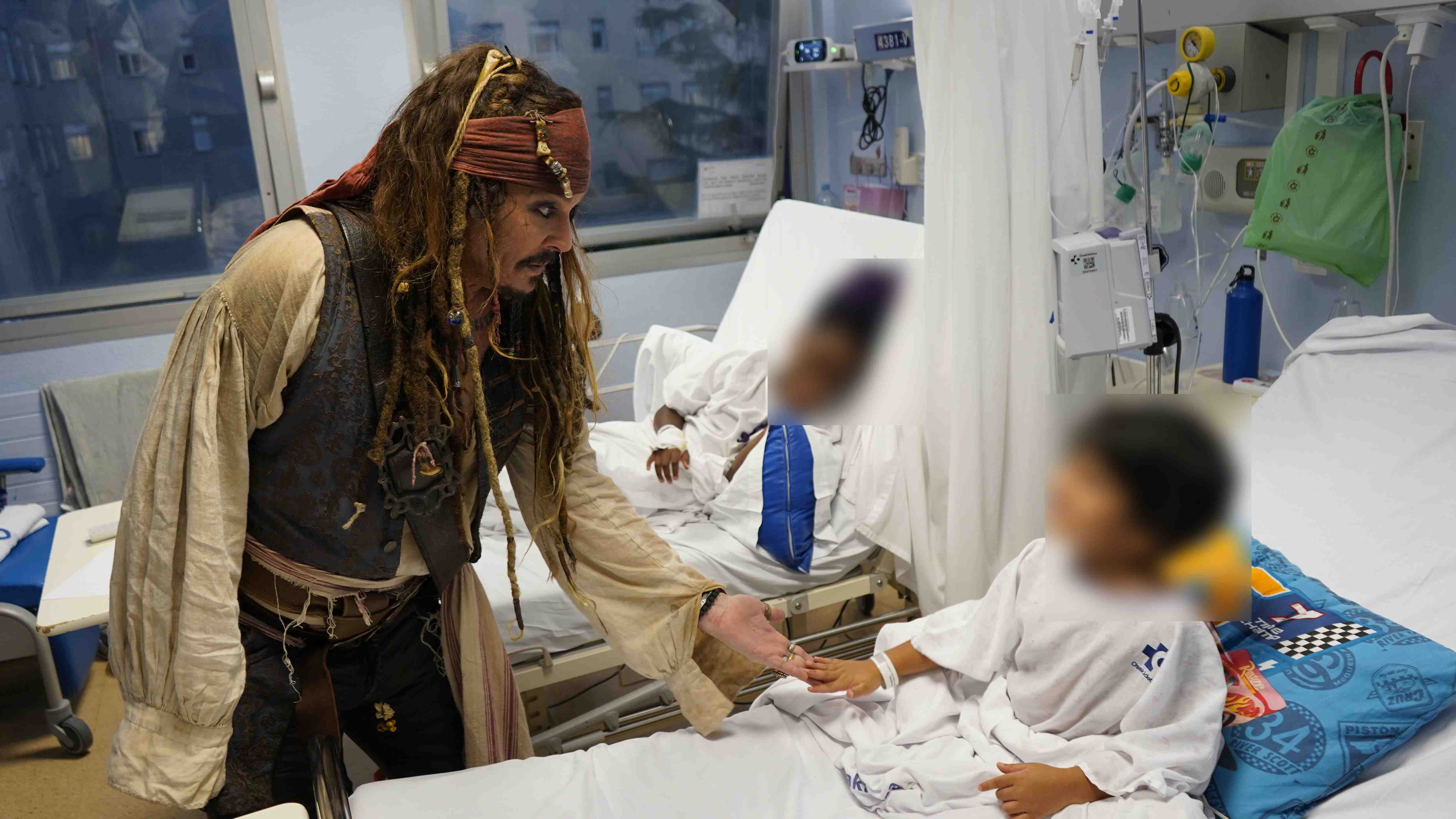 Video: La emotiva visita de Johnny Depp como Jack Sparrow a niños de hospital en España: "Fue un soplo de aire fresco"