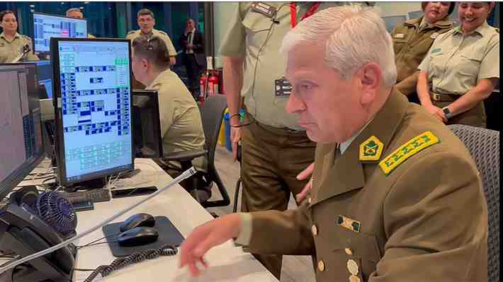 "Siéntanse orgullosos de lo que hemos construido": El mensaje de Yáñez a los carabineros tras renunciar como general director