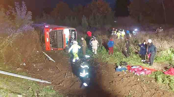 Bus choca con un poste y luego se vuelca en la Ruta 5 a la altura del Ñuble: Al menos 20 lesionados