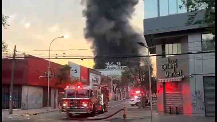 Reportan incendio de gran magnitud en Barrio Meiggs: Inició luego que sujetos hicieran explotar cajero automático