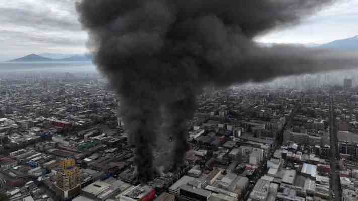 Reportan incendio de gran magnitud en Barrio Meiggs: Inició luego que sujetos hicieran explotar cajero automático