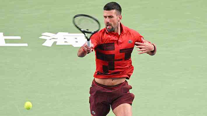 "Asombroso", "estás bromeando"... El sensacional tiro sin mirar de Novak Djokovic en su debut en Shanghai