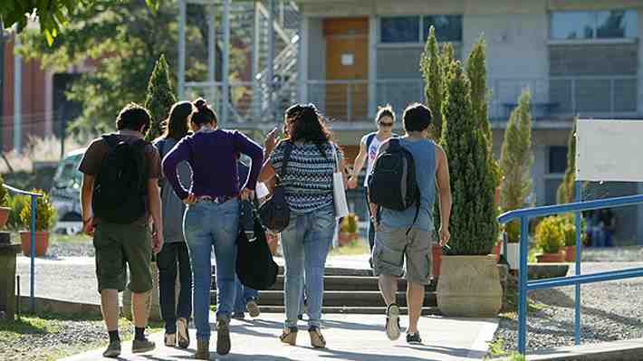 ¿"Impuesto" a graduados?: Tributaristas entran al debate por proyecto que pone fin al CAE