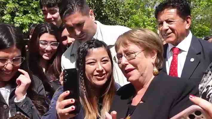 Bachelet reaparece públicamente en charla magistral y dice que la política está "tóxica"