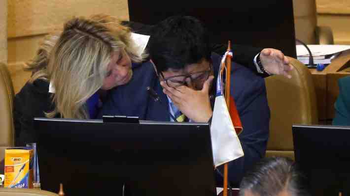 Tenso cruce entre Meza (republicano) y Santibáñez (IND) en AC contra Tohá: Diputado llora por su padre