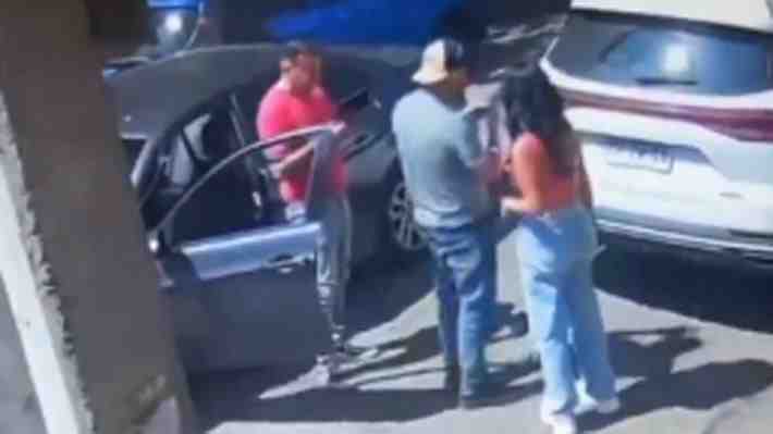 Video | Pamela Díaz es víctima de robo de pertenencias desde su auto: Sujetos se habían sacado foto antes con ella