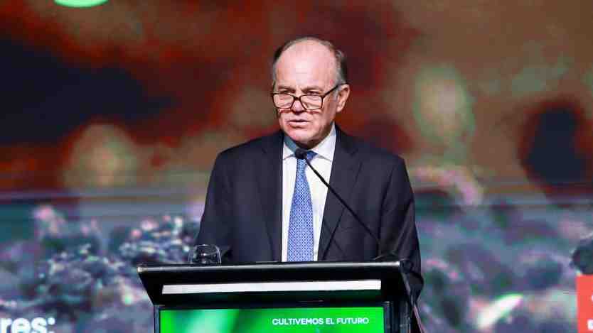 Agrícolas insisten con viejo anhelo de modificar tope del 15% de extranjeros en empresas y piden un TDLC con India
