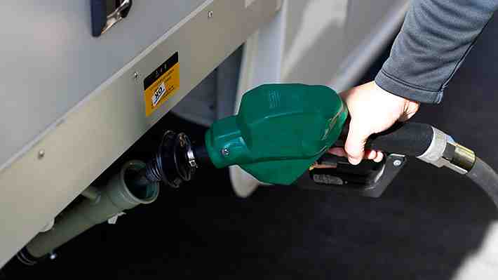 Enap: Precio de las bencinas y el diésel siguen a la baja, mientras parafina sube con fuerza