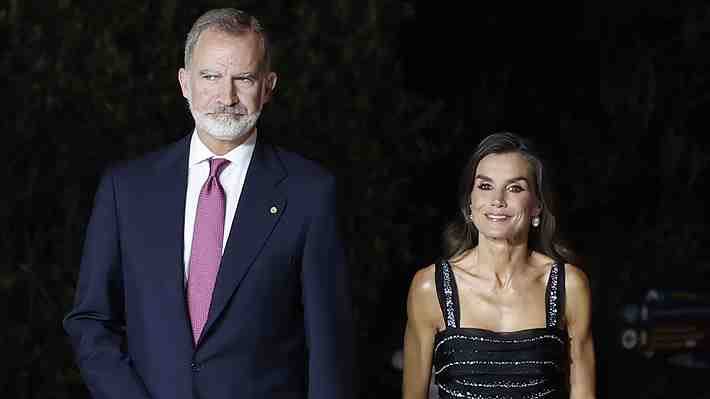 Video | ¿Complicidad o agresión? Gesto de Felipe VI hacia Letizia en entrega del Premio Planeta genera opiniones divididas