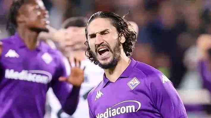 A una figura de la Fiorentina la compararon con David Pizarro y respondió: "Estoy muy lejos de su nivel"