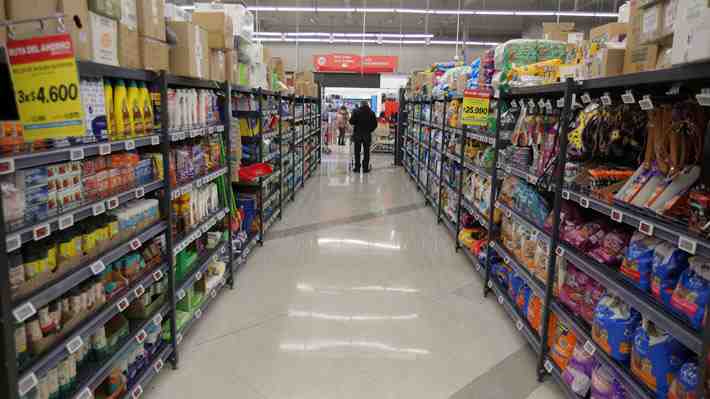 Intercorp: El gigante peruano que entra al negocio de los supermercados en Chile (y el multimillonario que está detrás)