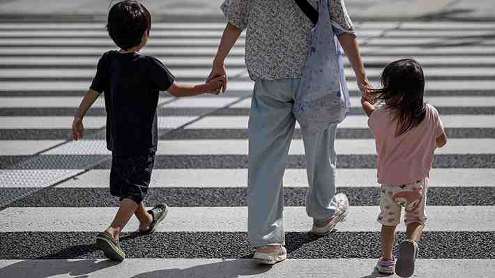 Cheques por nacimientos y licencias para padres: Empresas japonesas toman medidas para combatir la baja natalidad