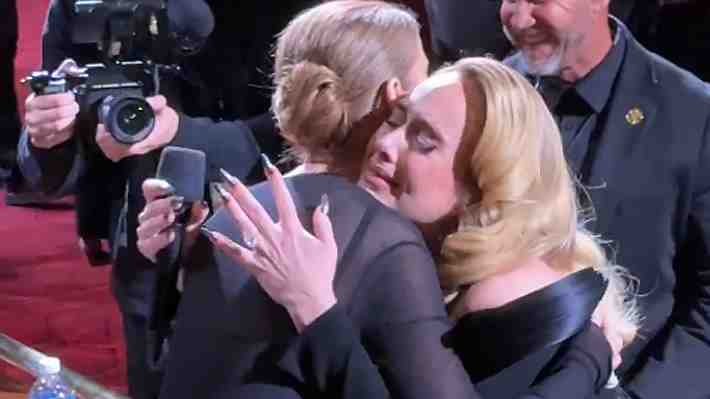Video: Adele y Céline Dion viven un emotivo momento durante un concierto en Las Vegas