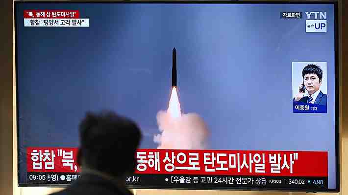 Corea del Norte lanza uno de sus misiles balísticos más poderosos y de mayor alcance hacia el mar de Japón