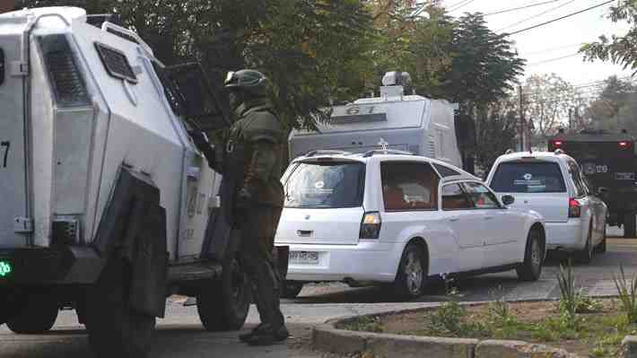 Desórdenes y agresión a equipo de prensa marcan inicio de funeral de alto riesgo de "Enzo Bombazul"