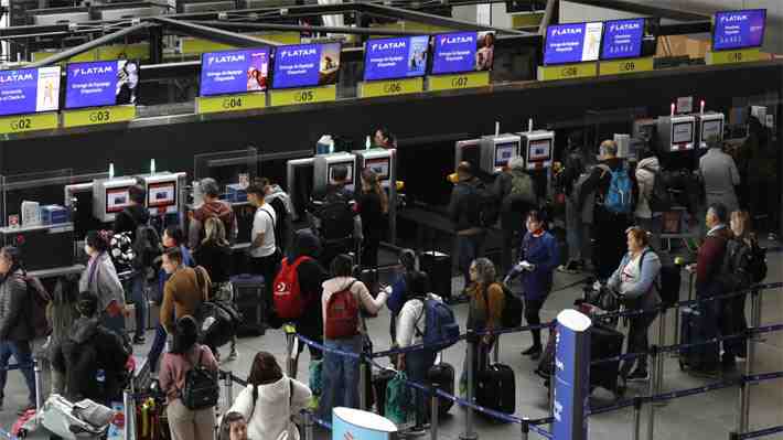 Sistema automatizado de policía internacional complica a algunos viajeros en aeropuerto