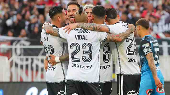 Colo Colo goleó a Iquique y mantuvo la ventaja sobre la U a una fecha del final del Campeonato Nacional