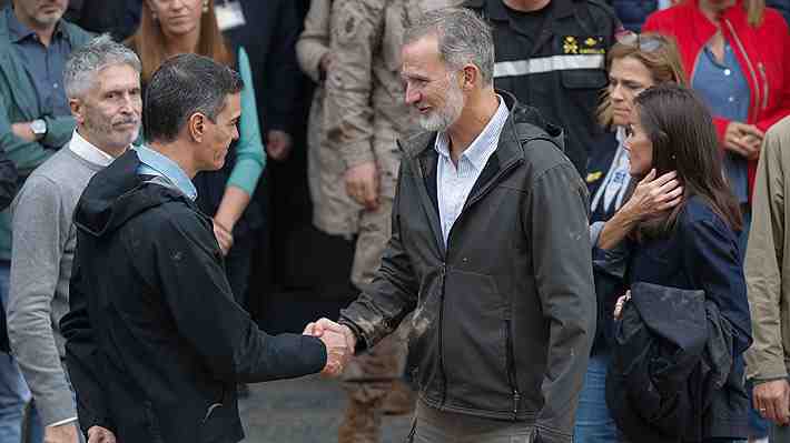 La molestia del Gobierno español con los reyes tras los ataques a Sánchez: "Se quedaron hablando con los que le pegaron"
