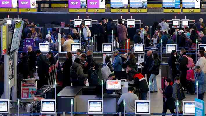 Problemas en aeropuerto: Aerolíneas expresan molestia por congestión y critican falta de personal de la PDI