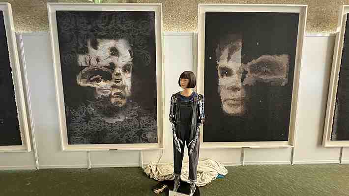 Primera obra hecha por un robot humanoide se vende por más de un millón de dólares: "Un hito en la historia del arte moderno"