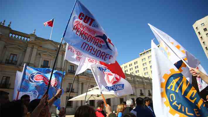 Escala presión por salida de Rozas (FA) tras muerte de gasfíter en La Moneda: Trabajadores piden "una señal política"