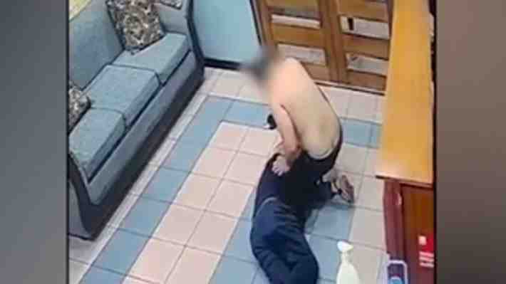 Video | Brutal agresión de sujeto a un conserje de 68 años en edificio de Santiago