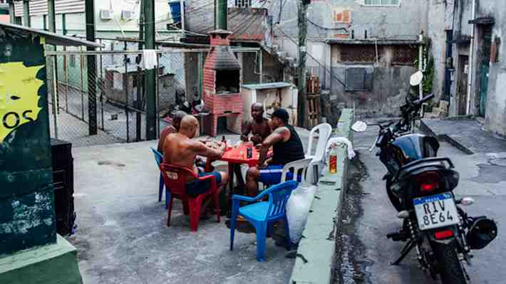 "Aquí está mi historia": Las potentes imágenes de cómo vive el "Emperador" Adriano a sus 42 años en una "peligrosa" favela