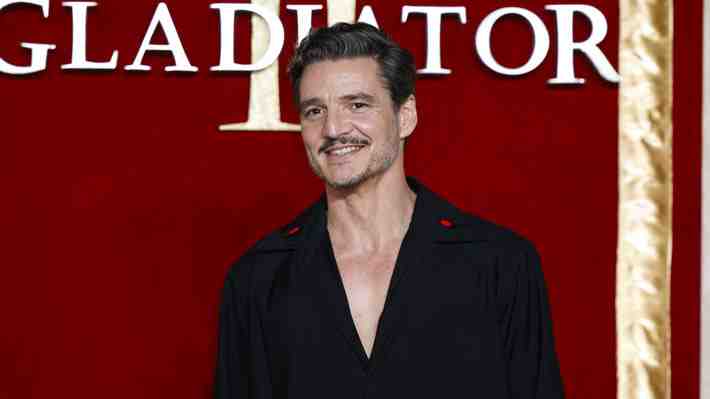 Fotos: Pedro Pascal asistió al preestreno de &#34;Gladiador II&#34; en Londres: Fue con su padre y hermana, y saludó al rey Carlos III