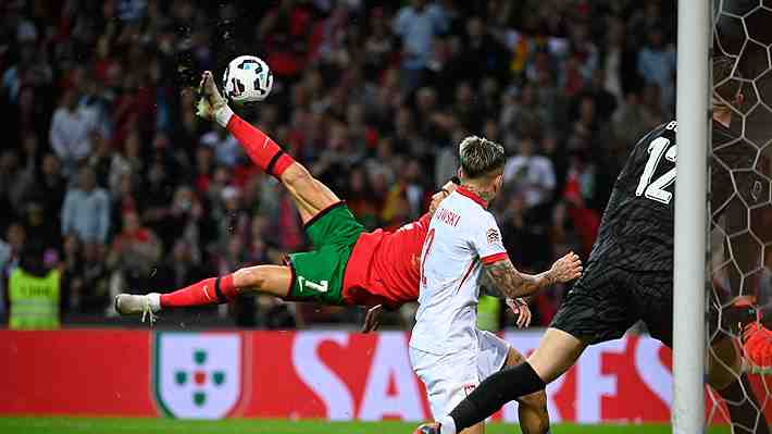 "Golazo total": Mira la magnífica chilena de Cristiano Ronaldo en el triunfo de Portugal y el notable récord que alcanzó