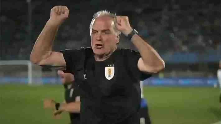 Video: La alocada y desaforada celebración de Bielsa tras agónico triunfo de Uruguay y que se viraliza en redes