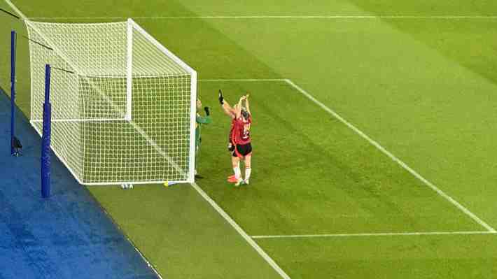 "Nunca lo había visto, ¿justo o antideportivo?": Mira la insólita y polémica jugada del Manchester United femenino