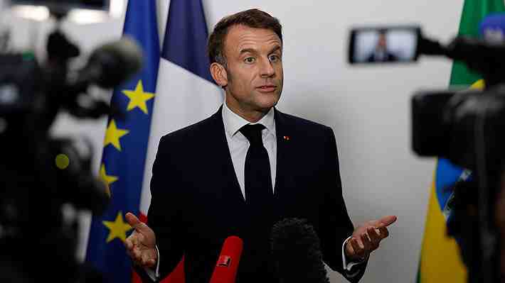 Con bajo respaldo popular y completamente presionado: Así llega Emmanuel Macron a Chile