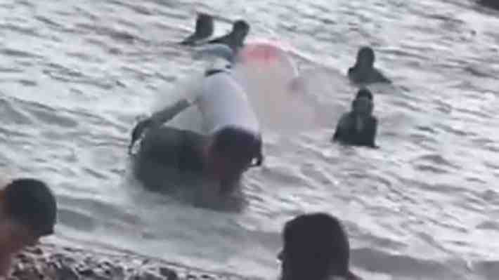 Video | Molestia por sujeto que apagó parrilla en playa de Iquique mientras se bañaban familias