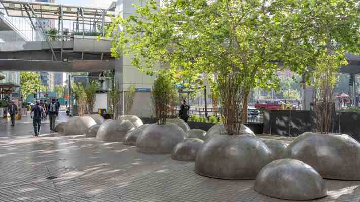 Seguridad vs. limitación del espacio: El debate por los "bolones" instalados fuera del Costanera Center