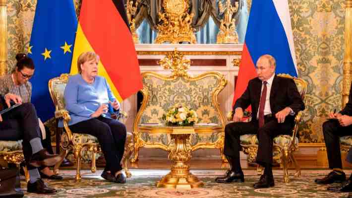 "Una señal": La llamativa anécdota con Putin y su perro que Ángela Merkel reveló en sus memorias