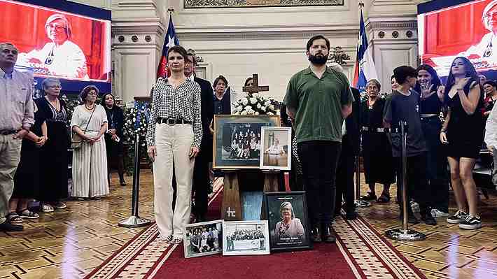 Presidente asiste a velorio de Mercedes Bulnes en el ex Congreso y participa de guardia de honor