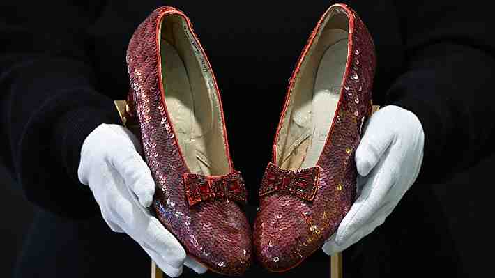 Subastarán zapatos rojos que usó Judy Garland en el &#34;El Mago de Oz&#34;