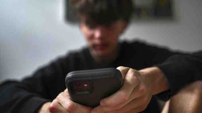 Australia aprueba ley que prohíbe el acceso de menores de 16 años a las redes sociales: Comenzará a regir en 12 meses