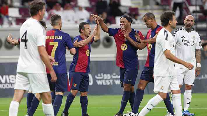 Con Arturo Vidal en la tribuna: Revisa el espectacular golazo que hizo Ronaldinho en el clásico de leyendas del Barcelona y el Real Madrid