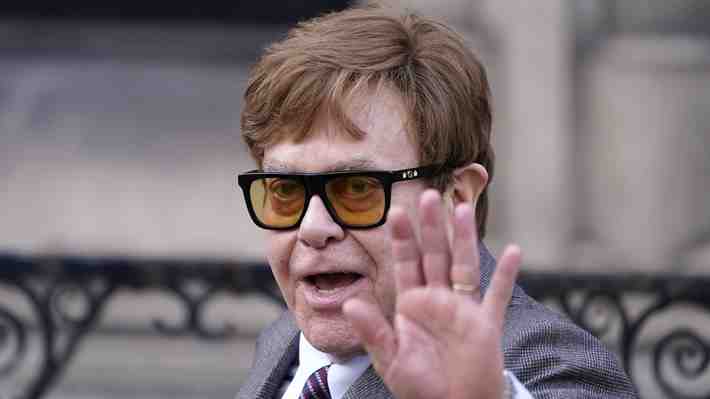 Elton John revela que no pudo ver su nuevo musical tras haber perdido la visión en uno de sus ojos: "Sonaba bien"