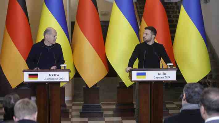 "No refuerzan a Ucrania": Zelenski critica ante canciller alemán los contactos con Putin