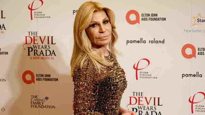 Fotos: ¿Cirugía, filtro o retoque fotográfico? Donatella Versace sorprende con su rostro "irreconocible" en gala benéfica