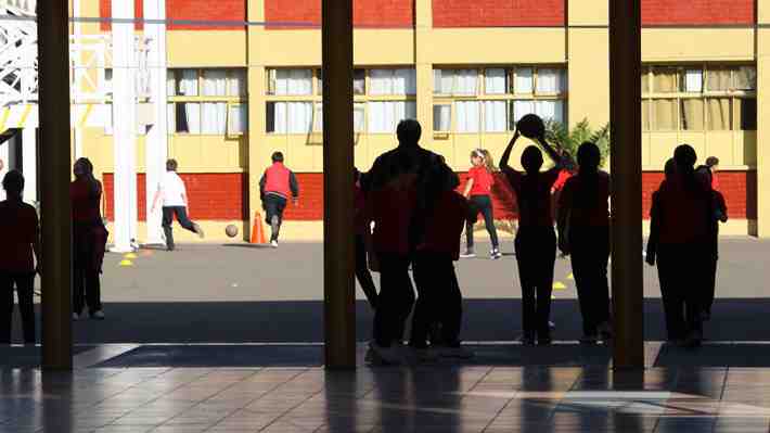 Niño herido en colegio de Santiago: Madre dice que fue empalado y municipalidad asegura que no hubo intencionalidad