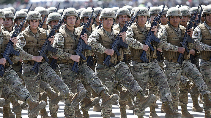 Caída de nacimientos, gratuidad y explosión de excusas de salud tienen bajo fuego cruzado al Servicio Militar