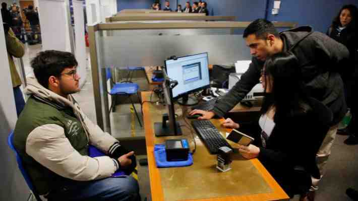 Crecen inquietudes por "regularización acotada" en la oposición y UDI recurrirá al Tribunal Constitucional