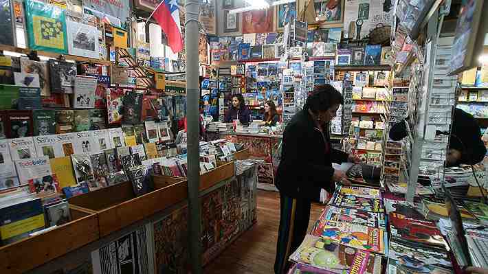 Piratería, arriendos caros e IVA alto: Dueños de librerías de barrio acusan crisis que amenaza su supervivencia